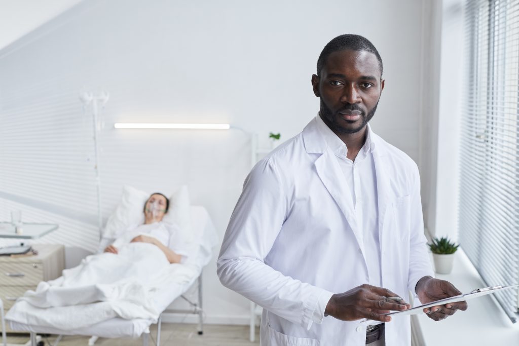 médecin qui s'apprête à occulter son patient